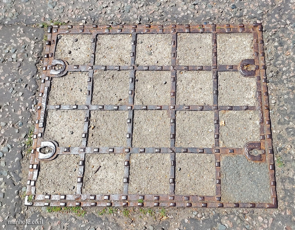 London - Concrete cover with 20 slots