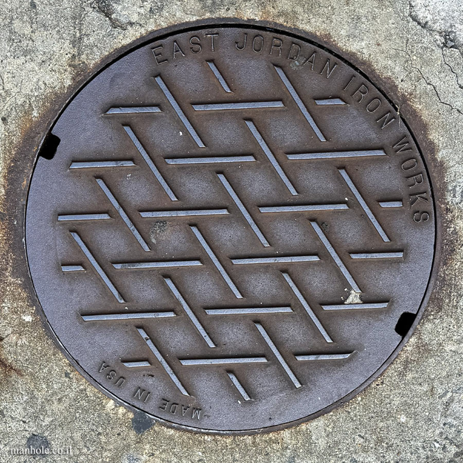 Philadelphia - a round lid with lines forming the shape of rhombuses
